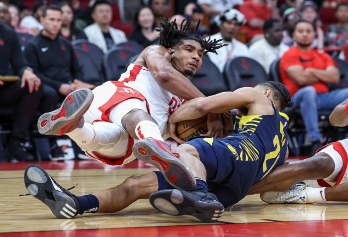 Rockets forward Jermaine Samuels Jr. (00) battles for the ball with Indiana Pacers guard Isaiah Wong (21) during the fourth quarter at Toyota Center.